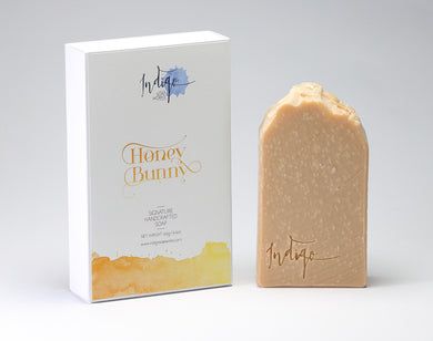 As smooth as they come, this soap is made with rich olive oil, generous amounts of creamy coconut oil and a dash a golden honey. Opening with sparkling notes of bergamot, sweet orange, and crisp apple; followed by rich, honey nectar, toffee bits, and soft white musk mingling together to create a sweet treat as natural as sunshine.
